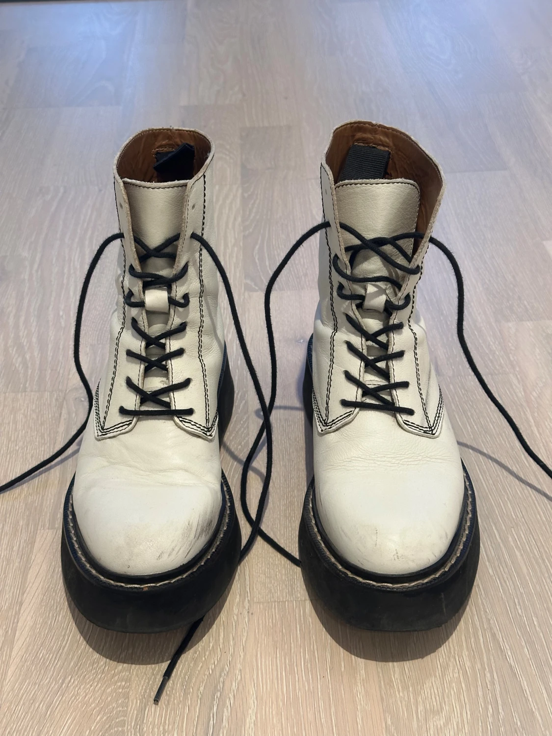 Vita ZARA boots med svart sula och snörning - 1