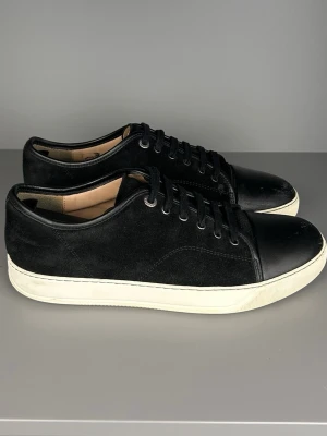 Lanvin Svarta - Modell: Lanvin | Skick: 8/10 | Storlek: UK 8 | Pris: 1499kr | Tillbehör: Inget | Fler frågor? Hör av dig isåfall!