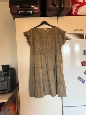 Beige kortklänning Odd Molly - Supersöt beige kortklänning från Odd Molly med broderad överdel och volangärmar. Klänningen har ett cirkulärt broderimönster upptill och flera volanglager nedtill. Tillverkad i mjuk bomull, perfekt för dig som gillar boho-vibe och detaljer.  Storlek 2 som enligt deras storleksguide motsvarar en M. Mer en L/XL. Mycket fint skick, jag hittar inga synliga anmärkningar eller defekter. 