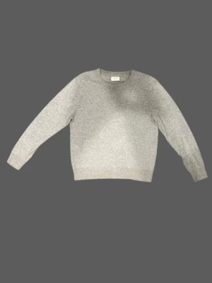 Grå stickad tröja  - En stilren grå stickad tröja. Med rund hals och långa ärmar. Enkel att matcha med jeans. Mjuk och skön kvalitet som håller dig varm under kyliga dagar.