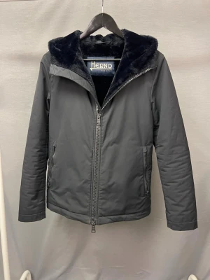 Herno jacka - Säljer denna sjukt feta herno jacka! Size 48 motsvarar S! Modellen är 179! Nypris 9000 ca! Slutat tillverkas! Hör av dig vid minsta fundering 🤩