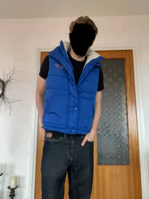 Hollister väst (strl S) - Säljer en otroligt snygg Hollister väst, västen är fodrad med ull invändigt. Modellen är 182/70kg kom gärna med bud eller frågor🤗