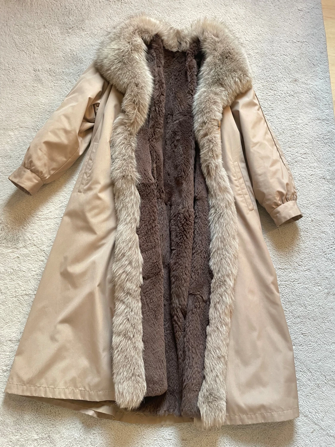 Beige lång kappa med pälsdetaljer - 5