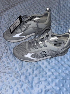 Grå EA7 Emporio Armani sneakers - Snygga grå sneakers från EA7 Emporio Armani.  Använda en gång  