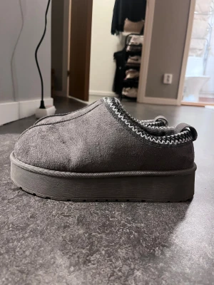 Uggsliknande boots - Uggsliknande boots från Lager 157 i storlek 38/39 sparsamt använda. 80kr 