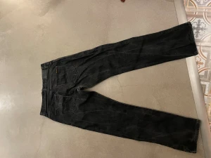 Dry nudie selvedge jeans - Rå jeans från nudie, väldigt sällsynta svart selvedge blir grå. Storlek 32 x 34 men passar /32 x 31-32