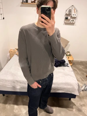 Zara Waffel Knit - Gråa Zara Waffel Knit. Storlek L och. Tröjan är i väldigt bra skick. Model är 188cm. Om du har ingen att fråga, kontakt mig😁