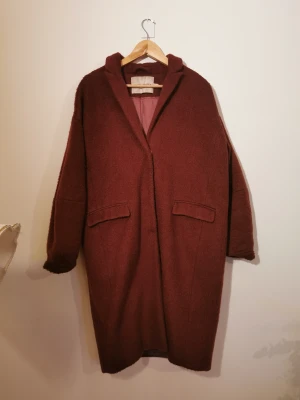 Kappa från Carin Wester  - En kappa från Carin Wester. Älskad och använd men har mkt kvar att ge. Varm och skön. Stora fickor. Kemtvätt så har inte tvättat den därav lite fläckar i innertyg se bild. Stl 34 men oversize då jag har normalt 36 el 38. 