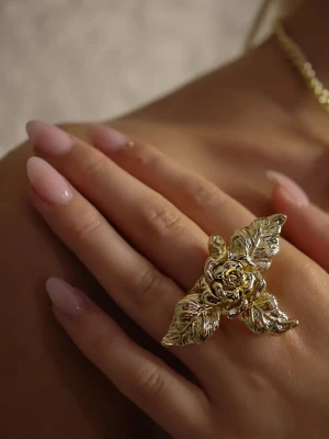 Nostalgie multi ring - Ioakus ”Nostalgie multi” ring, i metall (ej vattentåligt) Nypris 599! OBS! Se egna bilder 3,4,5,6 för DEFEKTER. Baksidan är nästintill helt rostig (syns inte när man bär ringen) & några få delar rostiga på framsidan- därav sänkt pris. 