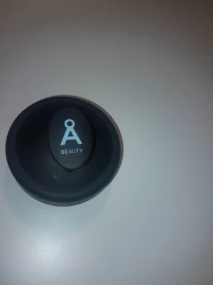 Å Beauty svart sminkborstrengörare - Smidig och rund sminkborstrengörare från Å Beauty i svart plast. Ena sidan har ett mönster med upphöjda knoppar för effektiv rengöring av sminkborstar. Perfekt för att hålla dina borstar fräscha och redo för flawless makeup.