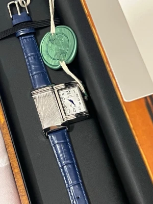 Svensk. Exklusiv herrklocka d’Verso – elegant tvåsidig design - Säljes för endast 999 kr  d’Verso – Specifikationer  Case Dimensions: 21mm × 36mm (10mm thick) Case Material: Zinc Alloy Crystal: Hardened Mineral Glass Movement: Japanese Quartz – Precise & Reliable Strap: Marine Blue Leather-Style Strap (14 cm) Water Resistance: 3 ATM  Beskrivning Elegant Dual-Faced Design, One Side Dial Compact and Graceful Case Shape Refined Brushed & Polished Finishing  Levereras i originalfodral "Signature C