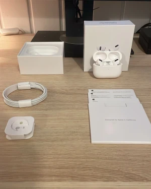AirPods Pro (MagSafe Charging Case) - Säljer ett par helt nya och oanvända AirPods Pro med MagSafe-laddningsetui. Komplett med originalkartong, laddningskabel och manualer. Perfekt för dig som vill ha aktiv brusreducering och hög ljudkvalitet.