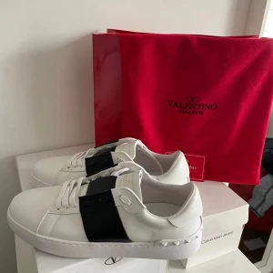 Valentino Open - Ett par Valentino appens använda fåtal  gånger, perfekta nu till hösten! Kvitto kommer med som (äktighetsbevis). Tveka inte att skriva vid minsta fundering så svaras det snabbt. 