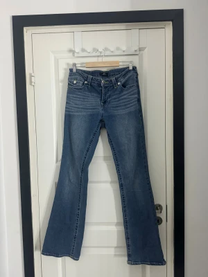 Blå bootcut jeans från Becca, stl 26 - Säljer mina true religion jeans som är köpa på Carlings. Jättefina och använda 2 gånger men kommer tyvärr inte till användning då de inte är i min smak. Storleken är slutsåld på hemsidan i de flesta affärerna jag sökt upp. Inga skavanker eller något slitage alls, som nya! 🩷🩷 Originalpris: 1 399kr  #truereligion #truereligionjeans #truereligionw28 #utsvängdajeans #midraisejeans #bootcut #flared #jeansdam #carlingsjeans #dam