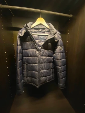 Polo Club Jacka  - Tjena, säljer denna riktigt snygga svarta Polo Club jackan och passar i storlek S för herr. Riktigt snygg och perfekt nu inför kalla vintern. Mitt pris är kanonbra och värt för denna fina jacka som ar väldigt dyr om man köper från butik. Skriv gärna vid intresse!