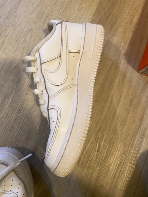 Nike Air Force 1 vita sneakers - Säljer dessa begagnade Nike Air Force 1 sneakers med en silverfärgad AF1-tag. De är fortfarande i perfekt skick och är använda bara till ett para tillfälle. Men de är inte ens över 1mån gamla köpte de nyligen. Om de är ett pris nu vill diskutera kan vi hitta på en lösningen. 