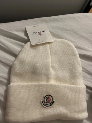 Moncler mössa  - Sjukt snygg Moncler mössa! Perfekt för vintern finns tags och allt kvar☺️