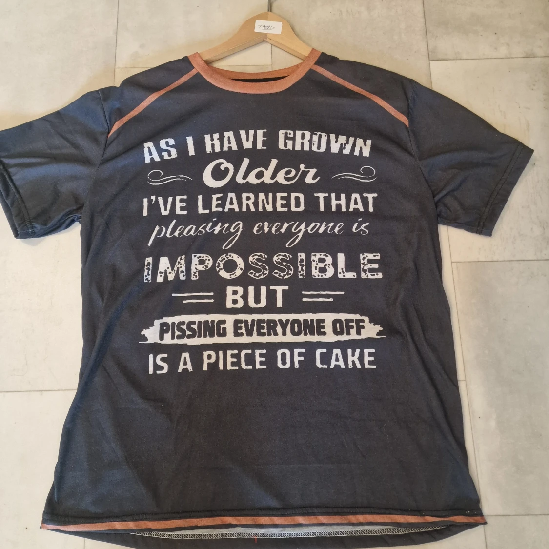 Mörkgrå t-shirt med tryck och kontrastkrage