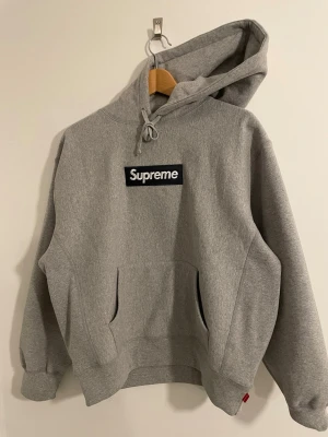 Supreme Box logo fw25 S - Supreme Box logo svårt att se på bild med loggan är mörkblå. Ställ gärna frågor och kolla in mina andra annonser :)