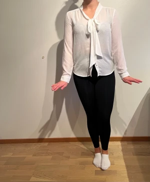 Vit, skir blus med dekorativ knytning. MQ/MARQET - Meya tie blus  Tvättråd: 30°