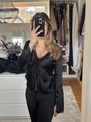Satin Blus Zara - Säljer denna jättefina satin blusen från Zara med knytning framtill och slits i ärmen. Perfekt inför jul och nyår! ✨Endast använd några gånger, Strl XS,  300kr+frakt🩷Nypris: 499kr