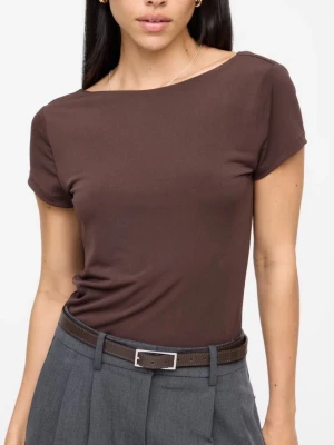 Brun topp med öppen rygg - Säljer en brun topp med korta ärmar och en riktigt snygg öppen rygg. Toppen har en rundad hals framtill och ett draperat fall baktill som ger en cool look. Materialet känns mjukt och följsamt, perfekt för dig som gillar stilrena plagg med en twist.