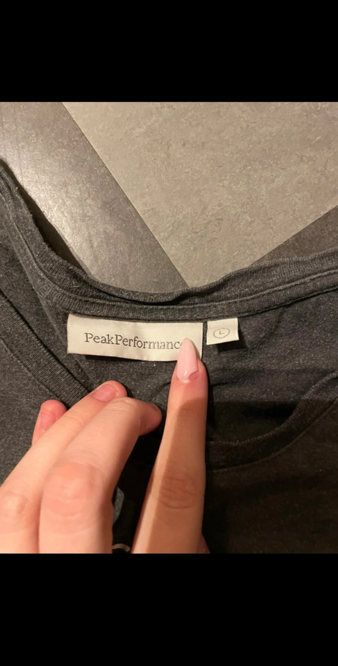 Mörkgrå långärmad Peak Performance tröja - 1