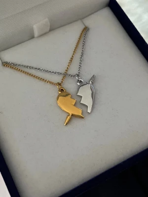 Maria Nilsdotter ”You and Me” inspirerat halsband - Aldrig använd, 18K guldpläterad och silverpläterad och tillverkad av rostfritt stål. Kedjans längd 40+5 cm och nickelfri. Om du har fler frågor, tveka inte att höra av dig 🤗