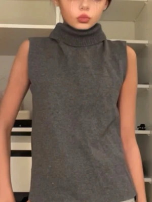 Zara topp  - Säljer en grå topp från Zara, andvänd typ 3 gånger, säljer då den inte kommer till andvändning. Storlek S, är 165 och den passar jätte bra 🥰