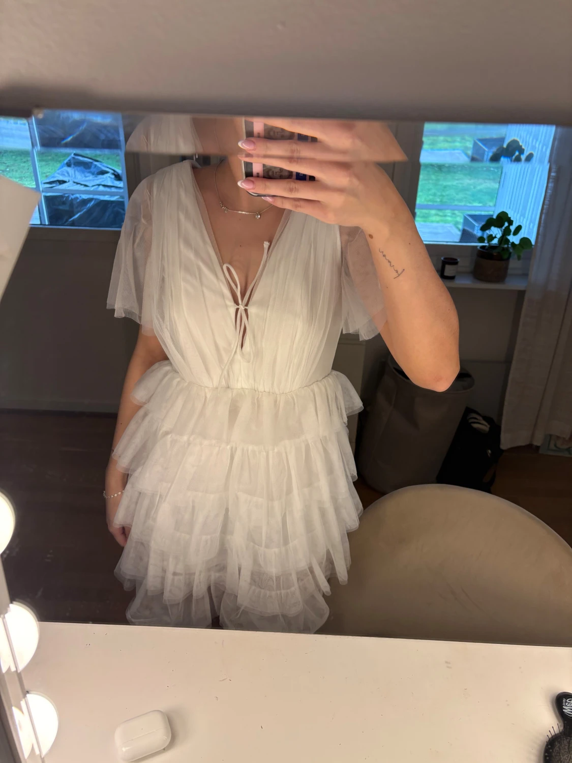 Vit kort volangklänning med öppen rygg