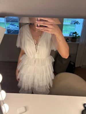 Vit kort volangklänning med öppen rygg - Säljer min studentklänning somnjag endast använt en gång 😍 i strl 34 från bubbelroom 