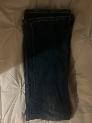 Blå bootcut jeans från Ginatricot  - Snygga blå jeans från gina tricot. Bootcut och lågmidjade jätte fin blå färg 💙 dessa är perfekta om du är runt 160