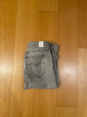Replay  - Snygga grå jeans från Replay i skinny fit med klassisk femficksdesign och diskreta Replay-detaljer på bakfickan. Jeansen har normal midja och är tillverkade i stretchigt bomullsmaterial för en bekväm passform. Perfekta för dig som gillar stilrena och smala jeans.