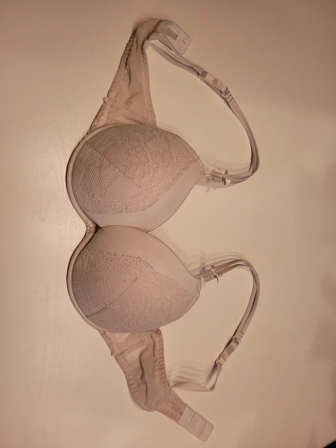 Vit spetsdetaljerad bh