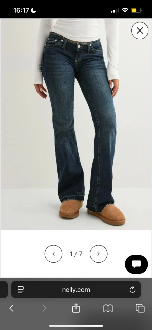Mörkblå bootcut jeans med rå kant - Snygga mörkblå jeans med bootcut passform och låg midja. Helt nya aldrig använda, prislapp kvar🥰Skriv för egna bilder 