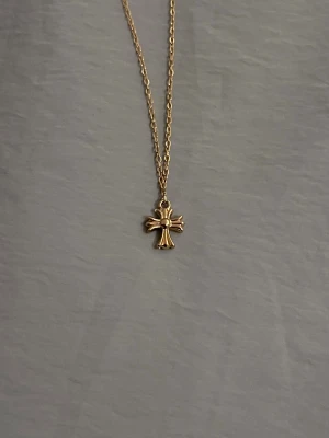Minimalist gold statement cross necklace - Unisex, helt rostfri 