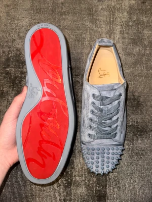 Christian Louboutin  - Nyskick!! Fits tts, riktigt fin cw grå/babyblå aktig😆bara skriva vid intresse 
