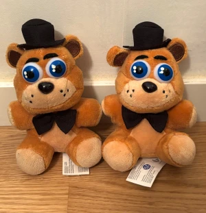 FNAF Freddy Five nights at Freddy’s nyckelring/gosedjur - PRISET ÄR FÖR BÅDA! Söta och officiella! 50kr st eller galna rabatten 80kr för båda om du vill lyxa till det och matcha med någon nu inför jul!! De är nämligen båda nyckelringar! Gosiga nyckelringar