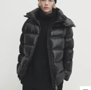 Svart Massimo dutti jacka med dragkedja - Säljer min svarta pufferjacka med hög krage från massimodutti! 