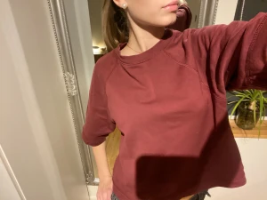 Vinröd  och vit croppad t-shirt - Säljer dessa två för 200kr Den vita är i xs och den röda i xxs