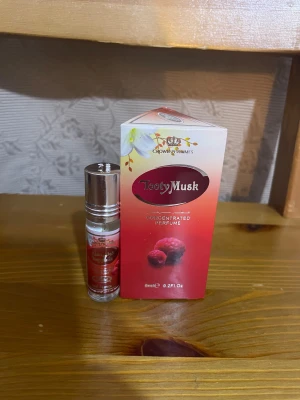 Tasty Musk koncentrerad parfym - Smidig roll-on parfym med fruktigt tema. Perfekt storlek för att ta med överallt, 6ml. Snygg design som sticker ut och passar dig som gillar att testa nya dofter.