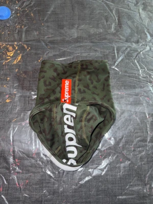 Supreme leopardmönstrad väst grön - Supreme mask i grön som byter färg när de gäller om kallt o varmt ( heat reactive ) 