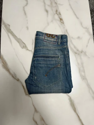 Dondup jeans - Säljer nu ett par riktigt feta Dondup George jeans. Storlek W29, längd 105,6 cm. Om du har några Funderingar så är det bara att fråga på! ❇️