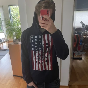 Ralph Lauren Hoodie - Säljer en sjukt unik hoodie från Ralph Lauren. Hoodien är väl omhändertagen och knappt använd och är därav i ett mycket bra skick. Den är i strl 18-20 fast skulle uppskatta den passar strl M bäst! Hör gärna av er vid frågor eller funderingar!!