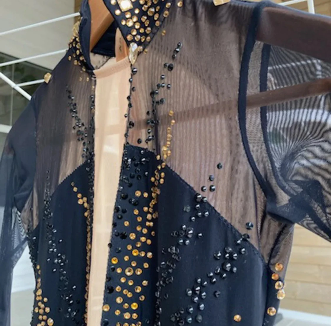 Svart konståknings klänning med guldiga detaljer💕 - 4
