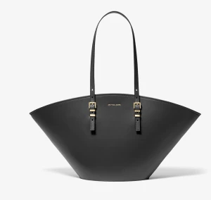 Michel kors  - Super fin MK väska knappt andvänd men små repor på baksidan pga att den en gång föll. Förutom det felfri. Den är i äkta läder och påsen och alla papper finns kvar. Den är köpt i april och säljer pga att jag inte använt den så mycket. Kan skicka bilder på väskan vid intresse. Nypris 5000. Mitt pris 2000 men går absolut att diskutera 