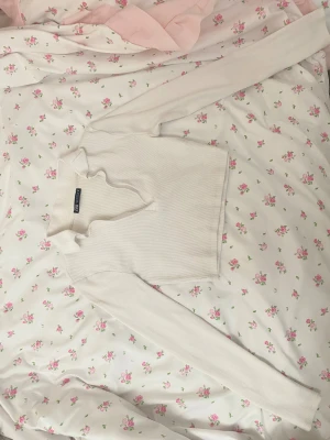 White cropped long sleeved polo top from Zara - Selling a white long sleeved cropped polo top from Zara! It has a deep V neck and is made out of cotton, that feels smooth on the skin. It’s perfect for those who like trendy clothes! It’s in a size medium.