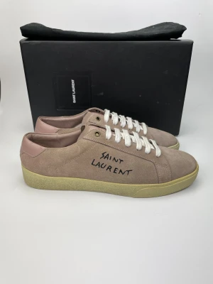 Saint Laurent skor  - December REA! Hej, säljer nu dessa svin snygga ysl skor. Skorna är i fint skick! Begränsat antal boxar och dustbag. Hör av dig vid frågor. 