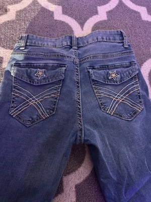 Jeans med detaljer - Superrr söta jeans med detaljer på fickorna i storlek 152. Jeansen sitter ganska mid waist men allt beror på längd och sånt! Verkligen super söta och aldrig använt så helt nya, tror inte dessa säljs längre så passa på! Hör av dig ifall du har fler frågor eller funderingar.💕😊