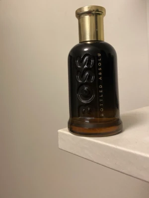 Boss BOTTLED ABSOLU parfym  - Säljer en fin Hugo Boss Bottled Absolu (50 ml). Använd högst 3 gånger, så den är i princip som ny. Doften är fräsch och maskulin, men jag använder andra parfymer mer och därför får denna hitta ett nytt hem. Perfekt chans att få en lyxig parfym till ett bra pris!